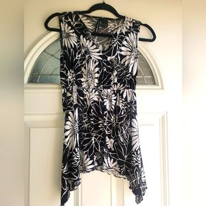St. Tropez West Ladies Sleeveless Black and White Blouse Sz Small